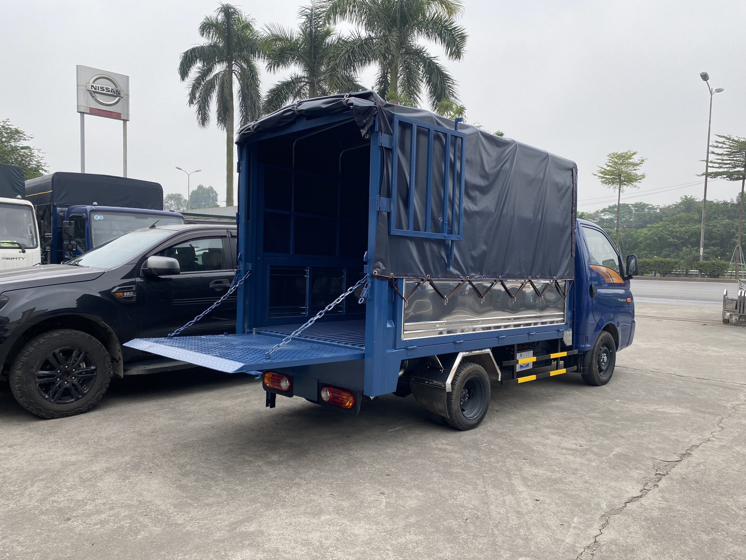 xe tải Hyundai Porter H150 mui bạt gắn bửng nâng hạ